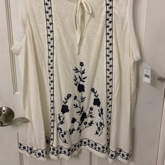 Embroidered Tank - Picture 2 of 4